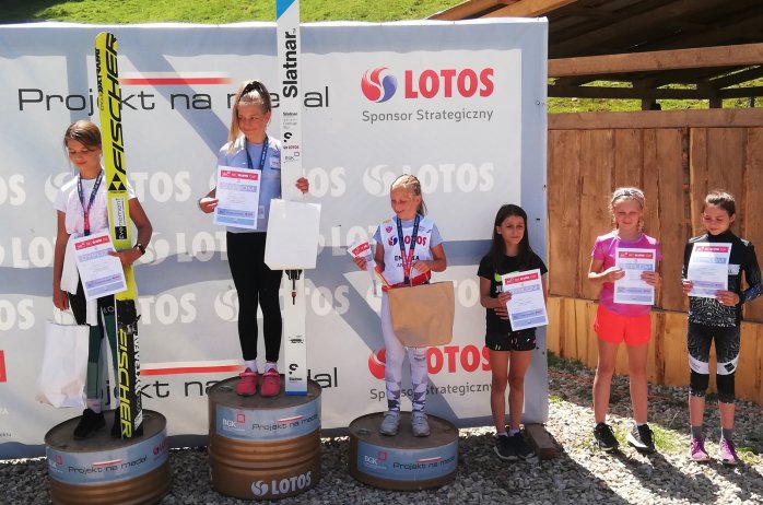 Zwycięzcy BGK Ski Lotos Cu na podium zawodów